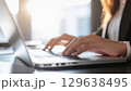 ビジネスシーン、ノートパソコンで作業するビジネスウーマンの手元 129638495