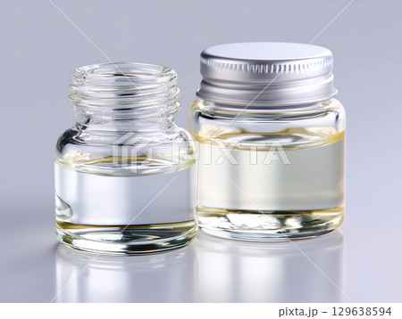 スキンケア用オイルの清潔なガラス容器 129638594