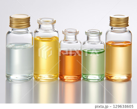 色とりどりの美容オイルとガラス瓶の集合 129638605