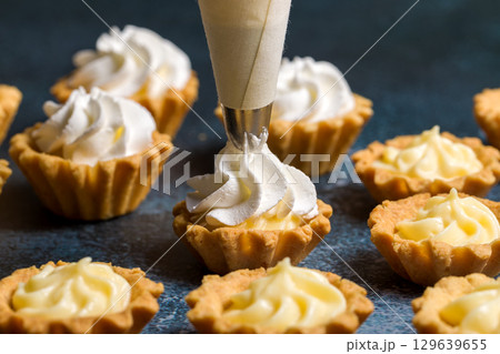 Shortbread fruit basket 129639655
