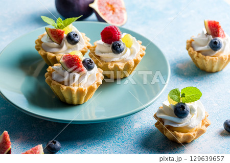 Shortbread fruit basket 129639657
