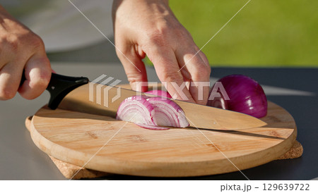 chef cuts fresh red onion 129639722