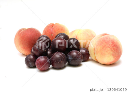 白背景の桃とスモモ 129641059