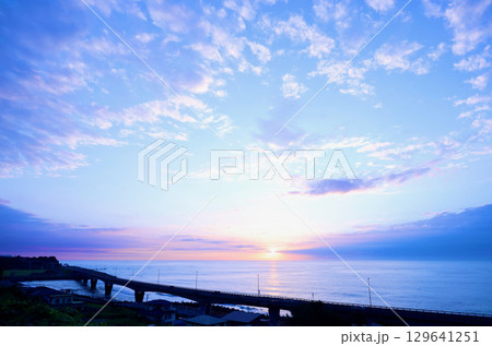 日立駅の東側から見た朝日 129641251