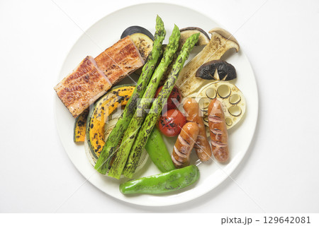 皿に盛りつけた焼き物料理 皿に盛りつけた焼き物料理 129642081