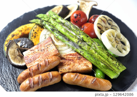 皿に盛りつけた焼き物料理 129642086