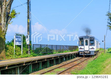 夏の見晴台駅と列車　MT4000系　南阿蘇鉄道　熊本県阿蘇郡 129643281