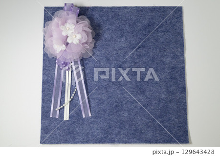 紫花髪飾りと青布 129643428