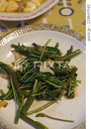 ニンニクがきいた空心菜の炒め物 ニンニクがきいた空心菜の炒め物 129643542