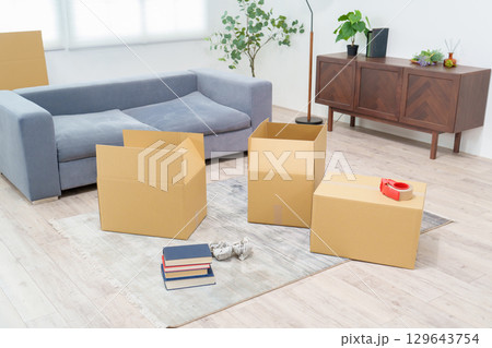 ダンボール 荷物 梱包 荷解き ダンボール 荷物 梱包 荷解き 129643754