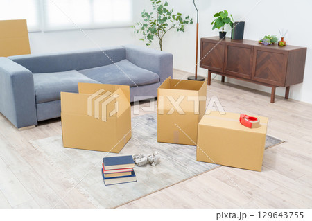 ダンボール　荷物　梱包　荷解き 129643755