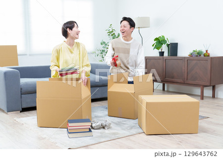 引っ越しの準備をする若い夫婦 129643762