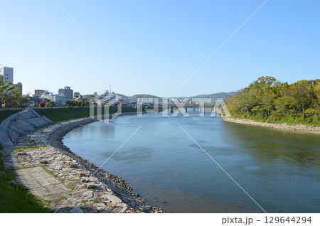 旭川・後楽園通にかかる橋(岡山県岡山市北区) 旭川・後楽園通にかかる橋(岡山県岡山市北区) 129644294