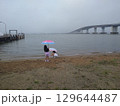 傘をさして湖で遊ぶ2人の女の子 129644487