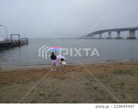 傘をさして湖で遊ぶ2人の女の子 129644487
