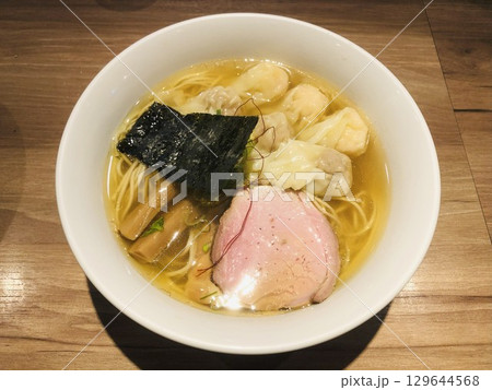 ワンタンとチャーシューをトッピングしたあっさり系の醬油ラーメン 129644568