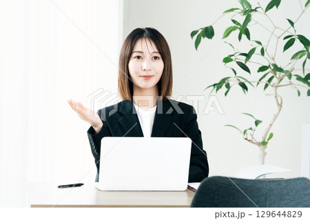 アドバイザーの若い女性 129644829