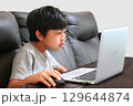 ノートパソコンでオンライン学習をする小学生の子ども 129644874