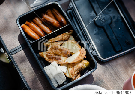 ウインナーとポテトの花見弁当 春のピクニック ウインナーとポテトの花見弁当 春のピクニック 129644902