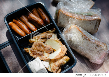 ウインナーとポテトの花見弁当 春のピクニック ウインナーとポテトの花見弁当 春のピクニック 129644903