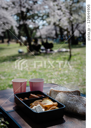 ウインナーとポテトの花見弁当　春のピクニック　桜 129644906
