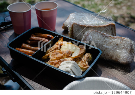 ウインナーとポテトの花見弁当　春のピクニック 129644907