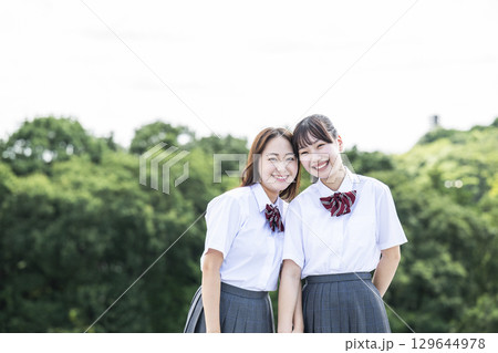 女子高生のポートレート 129644978