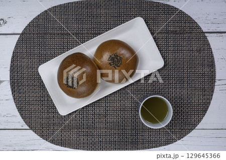 俯瞰から観たテーブルにある和菓子のあんぱんと日本茶 129645366