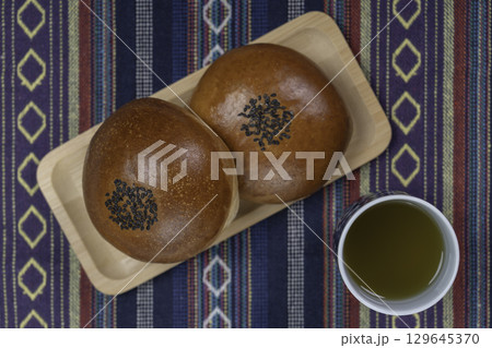 俯瞰から観たテーブルにある和菓子のあんぱんと日本茶 129645370