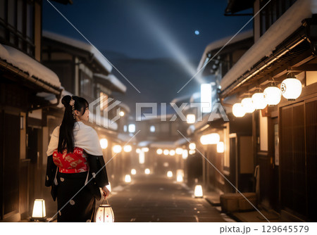 雪景色の古い街並みと着物姿の女性 129645579