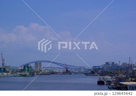 港の夏空 129645642