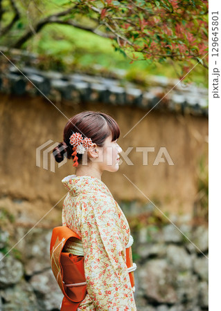 武家屋敷群を散策する着物姿の女性 129645801