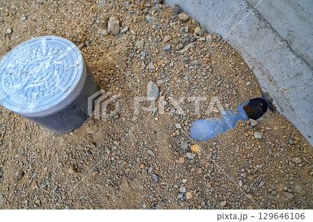 新築住宅の工事現場で物を落とされて壊れた排水管 新築住宅の工事現場で物を落とされて壊れた排水管 129646106