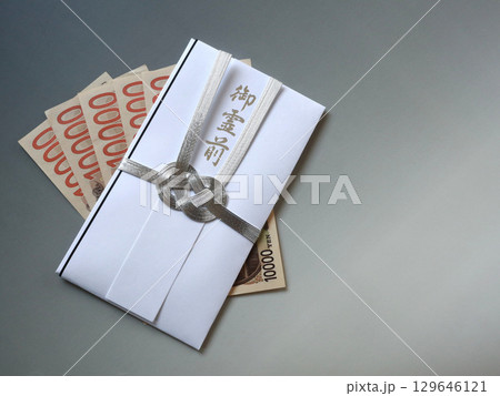 香典袋とお金 129646121