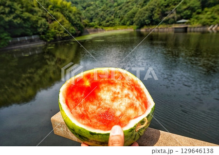 池の畔でスイカを食べる 129646138