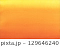 オレンジ色の水彩のテクスチャ 129646240