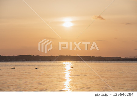 茨城　霞ヶ浦の夕景（ 行方市） 129646294