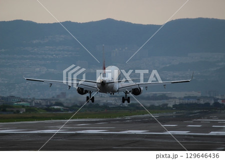 伊丹空港 大阪国際空港 千里川土手 着陸 伊丹空港 大阪国際空港 千里川土手 着陸 129646436