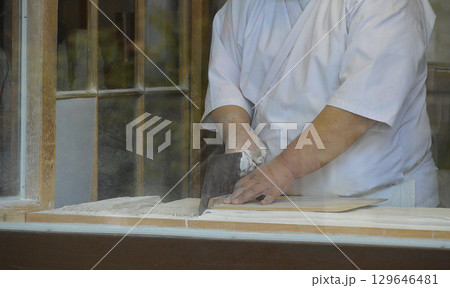 Making of japanese SOBA noodle / 日本そば・手打ちそばのそば切り作業 129646481