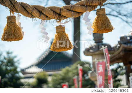 三重県鈴鹿市　かんべの寝釈迦まつり開催中の龍光寺にある神社のしめ縄 129646501