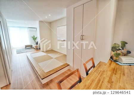 明るいリビング 129646541