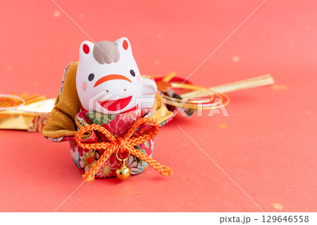 2026年午年の干支　年賀状素材　赤い和紙背景 129646558