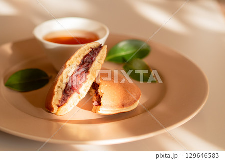 皿に盛り付けされたどら焼き (断面撮影) 129646583