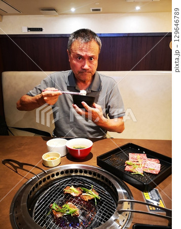 新装開店の焼肉屋で焼肉ランチを食べる男性 新装開店の焼肉屋で焼肉ランチを食べる男性 129646789