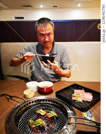 新装開店の焼肉屋で焼肉ランチを食べる男性 新装開店の焼肉屋で焼肉ランチを食べる男性 129646790