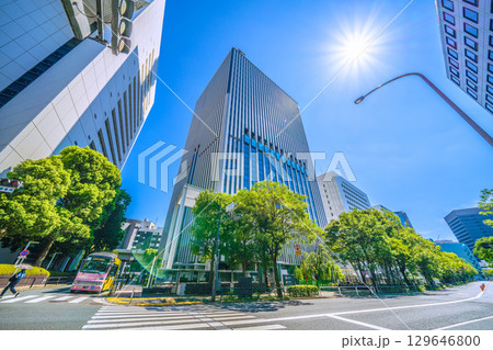 日本の東京都市景観 猛烈な暑さ…照りつける太陽光…千代田区役所などを望む。新時代へ＝8月15日 129646800