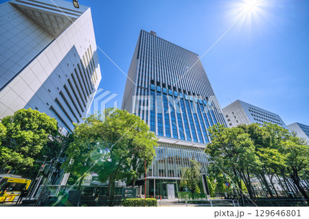 日本の東京都市景観 猛烈な暑さ…照りつける太陽光…千代田区役所などを望む。新時代へ＝8月15日 129646801