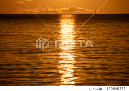 扇浦海岸の夕日　小笠原父島 129646885