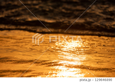 扇浦海岸の夕日　小笠原父島 129646890