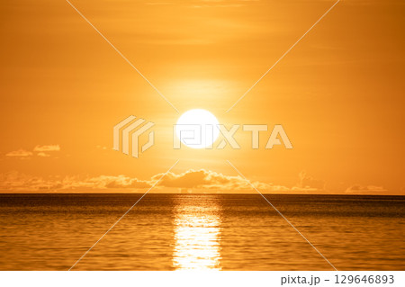 扇浦海岸の夕日　小笠原父島 129646893